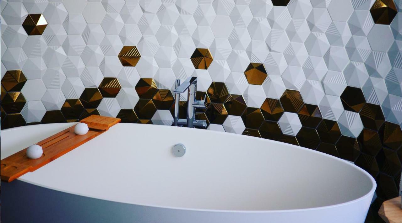 Hexagonal Design Apartment Valence Extérieur photo