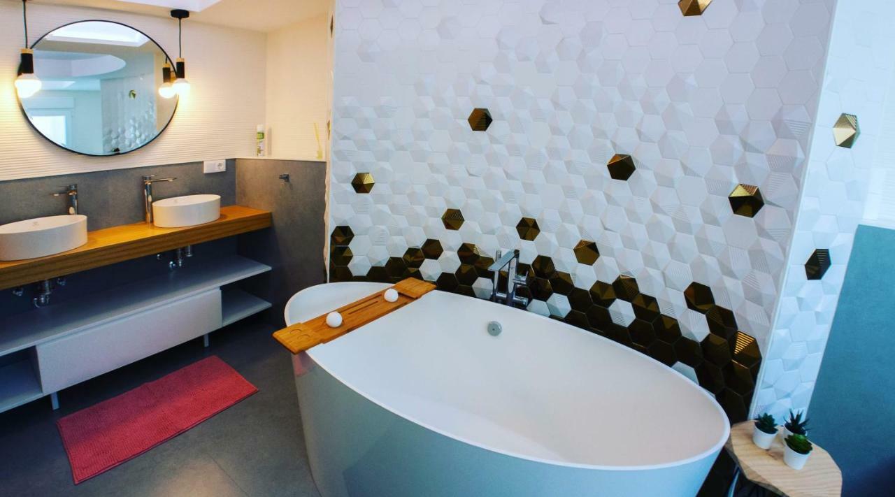 Hexagonal Design Apartment Valence Extérieur photo