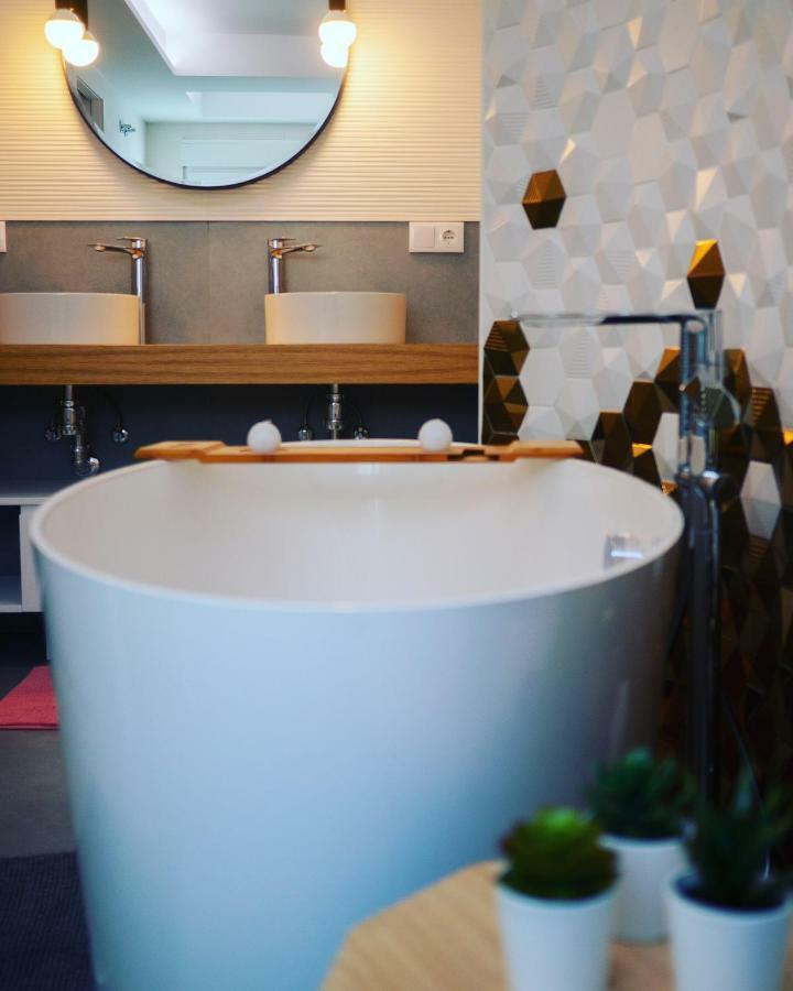 Hexagonal Design Apartment Valence Extérieur photo